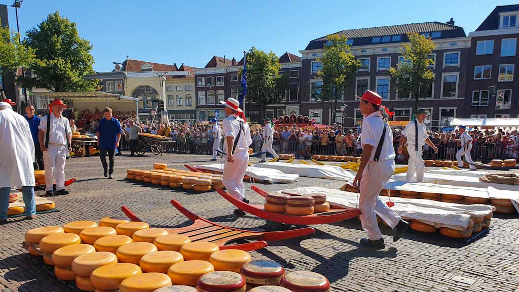 Alkmaar cheese market - Main square - Discover True Netherlands